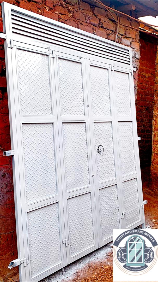 Commercial gate doors